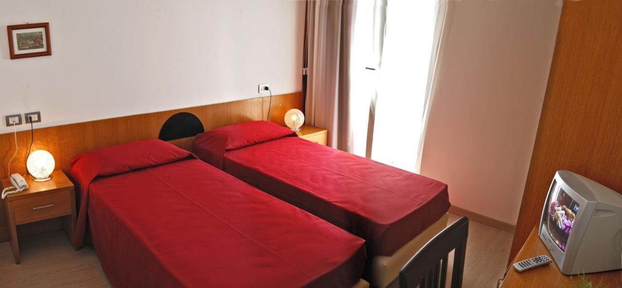 Hotel Morolli Rimini Bagian luar foto