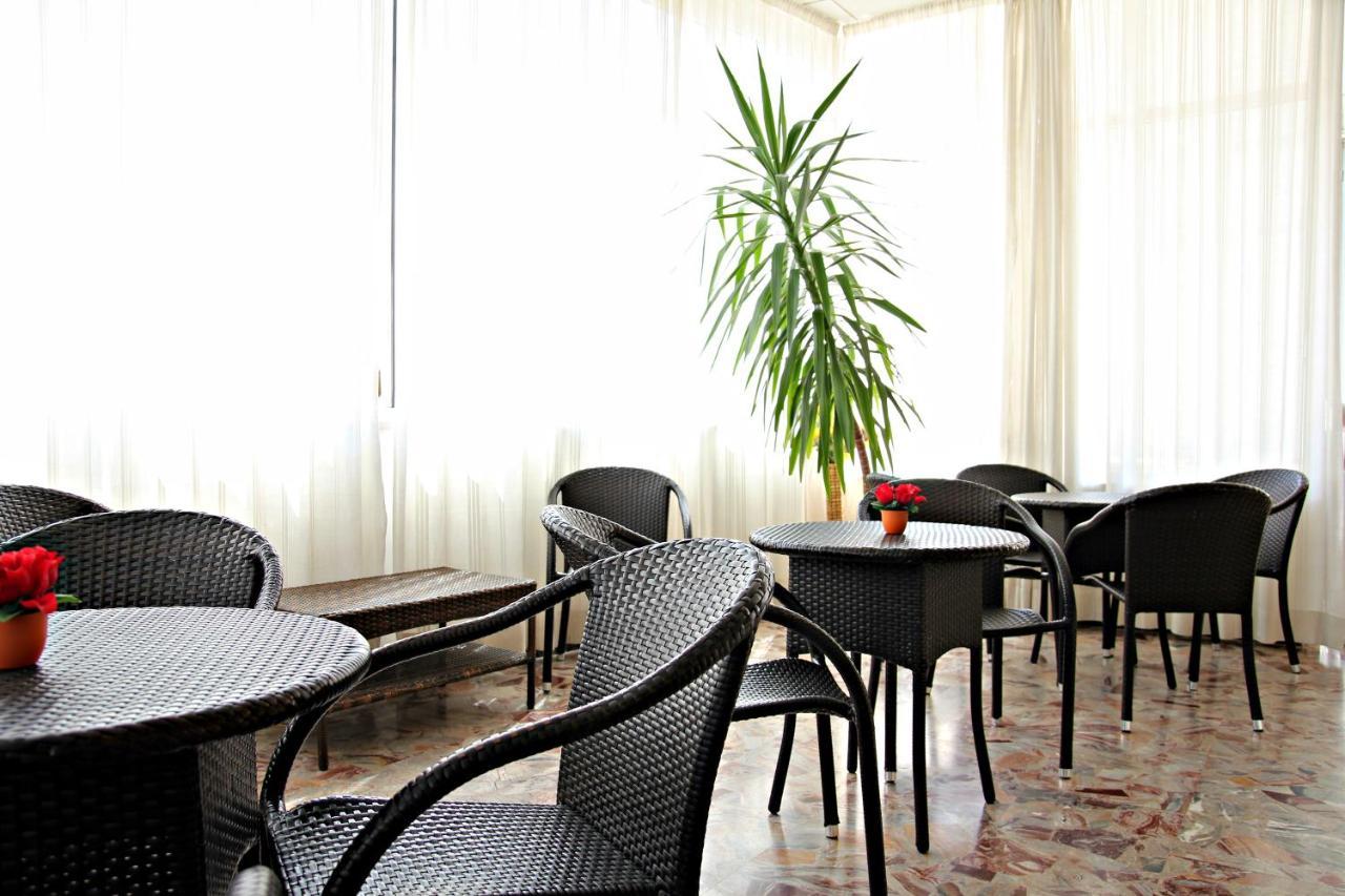 Hotel Morolli Rimini Bagian luar foto