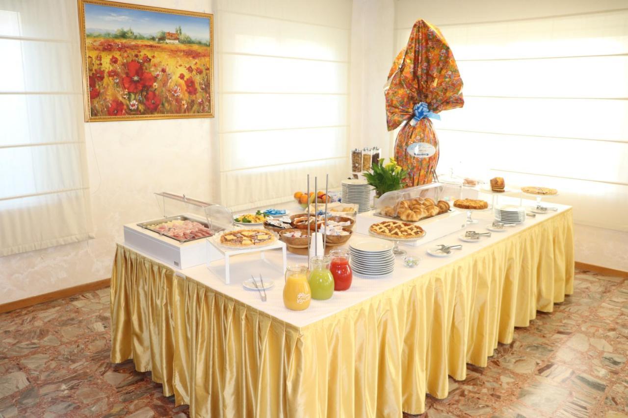 Hotel Morolli Rimini Bagian luar foto