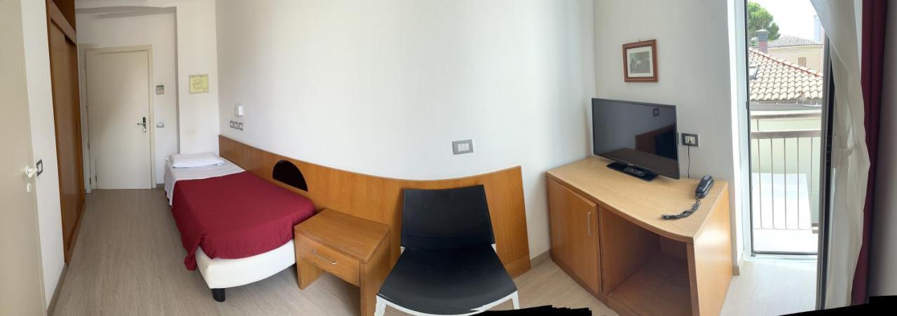 Hotel Morolli Rimini Bagian luar foto